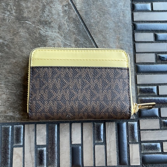 Michael Kors Medium Zip Around Card Case - Picture 4 of 16